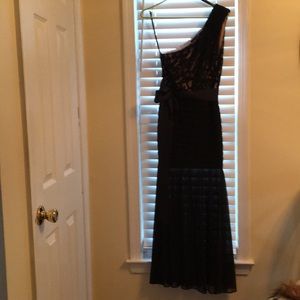 Black tie petite lace gown.